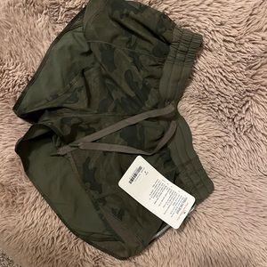Lululemon NWT sz 6 Hotty Hot short